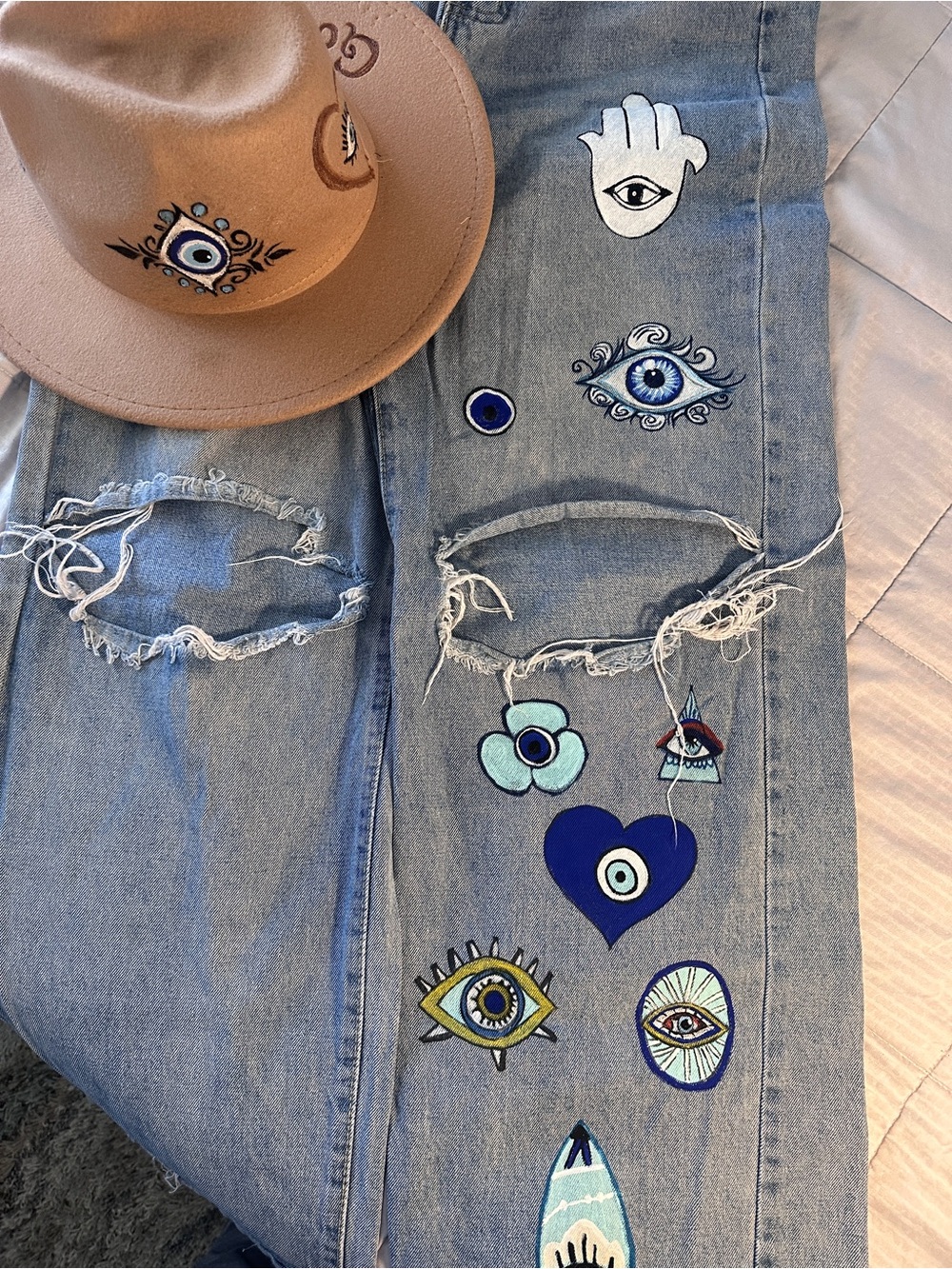 SHEIN painted jeans,Multi-Blue Beaded Charm Hat Necklace with Turquoise Heart. - Picture 3 of 5